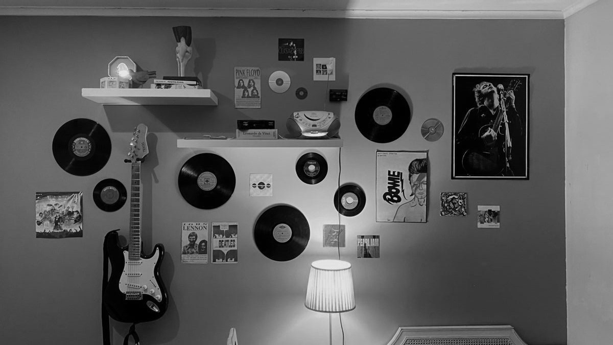 diseño de interiores con música en salón moderno con guitarra y paneles acústicos decorativos