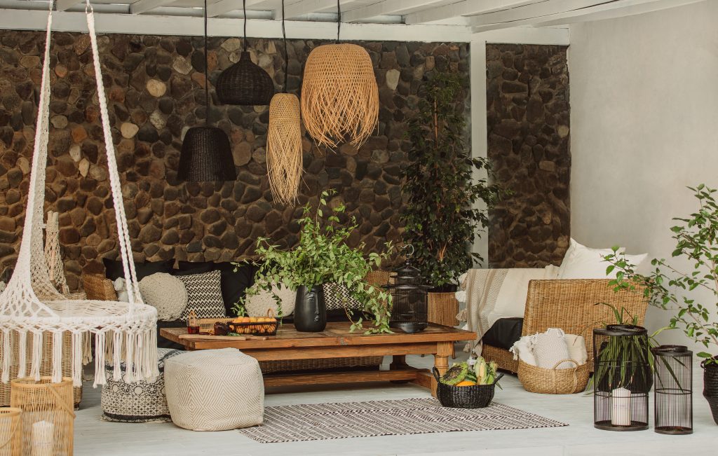 Espacio de estilo mediterráneo con muebles de fibras naturales, lámparas artesanales y detalles decorativos en un diseño interior moderno