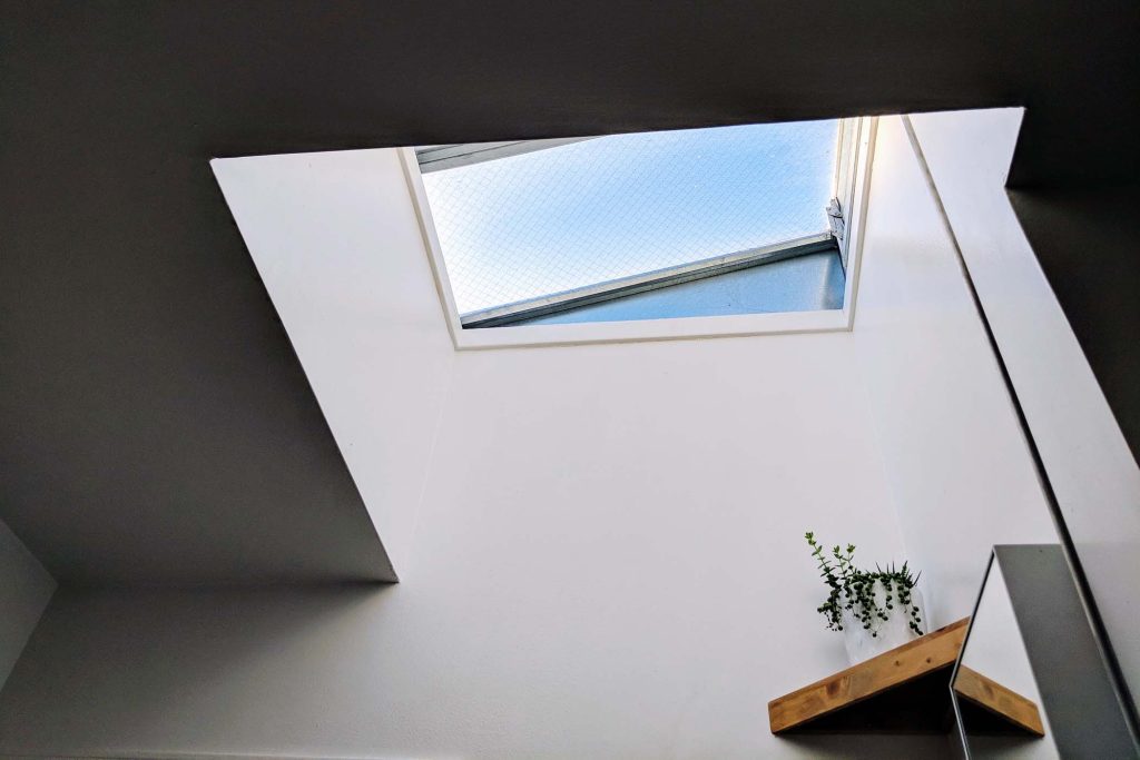 Claraboya moderna que aporta luz natural a un espacio interior minimalista