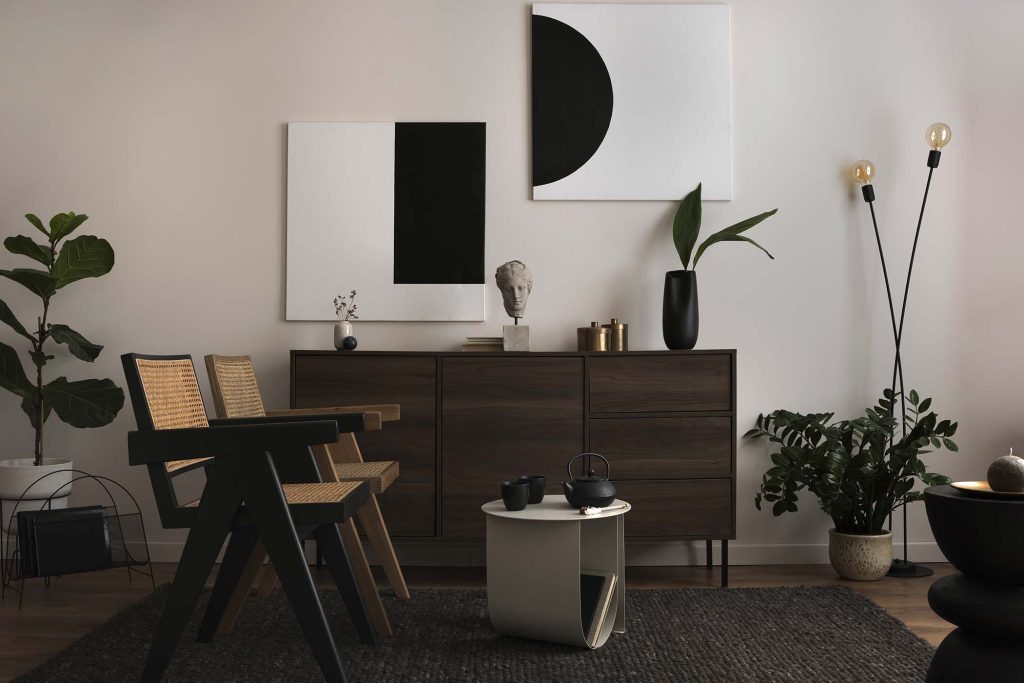Salón moderno con muebles de madera, arte geométrico y decoración minimalista