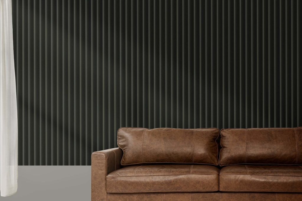 Sofá de cuero marrón en salón moderno con pared estriada oscura