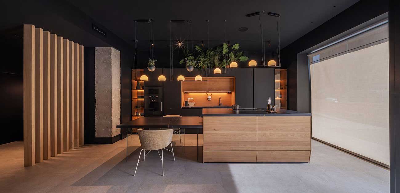 estudio de diseño de interiores trabajando en proyecto residencial con moodboard y muestras de materiales